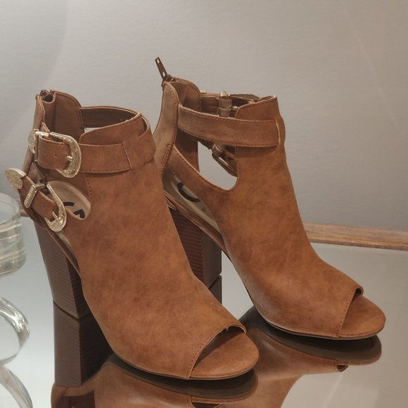 SOLD! Guess Booties - Picture 2 of 7